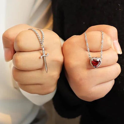 Collar Corazón & Espada | Amor y Protección Eterna (OFERTA 2X1)